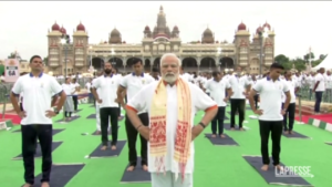 Migliaia di persone in India partecipano alla Giornata internazionale Yoga