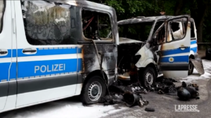 A pochi giorni dal G7, incendiati veicoli della polizia in Germania