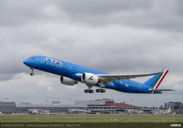 ITA Airways, il primo volo dell’Airbus A350 con livrea azzurra