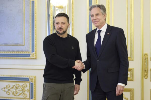 Ucraina, Blinken in visita a Kiev: “Nuovo pacchetto di aiuti da 60 miliardi”