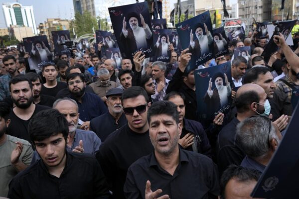 Iran, corteo funebre per Raisi: in migliaia in strada a Tabriz