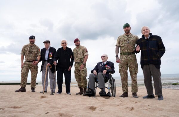 D-Day, celebrazioni a Omaha Beach per gli 80 anni dallo sbarco in Normandia